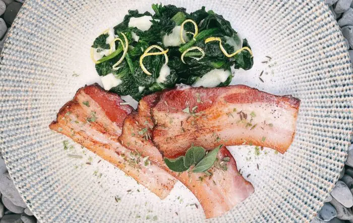 Pancetta alla piastra con spinaci filanti